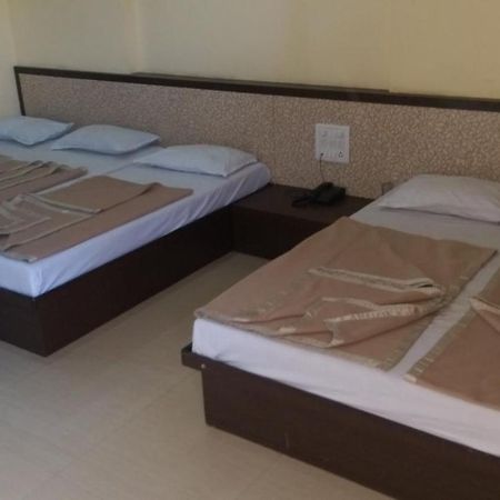 Sai Niwas Hotel Sirdi Kültér fotó