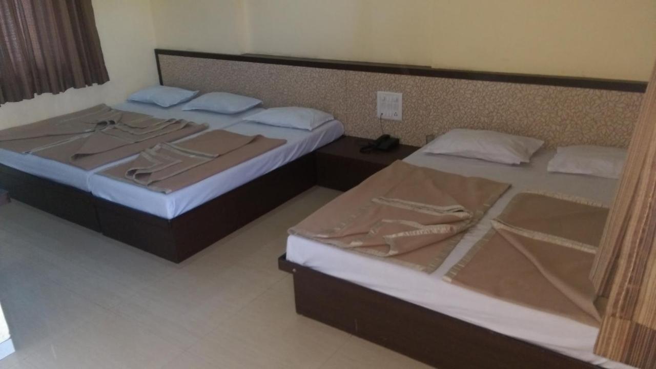 Sai Niwas Hotel Sirdi Kültér fotó